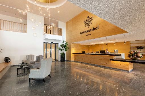 Bilder 1 bis 4: Neben dem Foyer wurden auch der Restaurant-Bereich und die Zi...